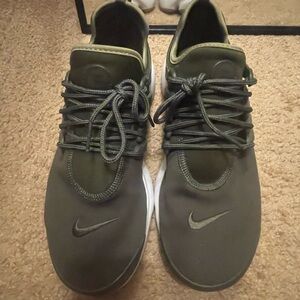 Nike women’s  Khaki Green Sneakers